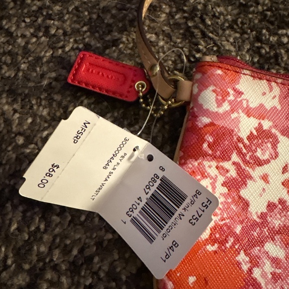 New with tags coach floral wristlet - Picture 2 of 3